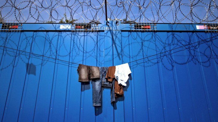 Migration: Wäsche trocknen in einem Flüchtlingscamp an der ungarisch-serbischen Grenze.