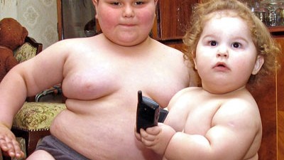 Ernährung: Kandidaten für den Eintrag als dickste Kinder im Guinness-Buch: Die 15-Monate alte (26 kg) Luka Meliksishvili (re.) und der fünf Jahre alte (62 kg) Georgiy Bibilauri.