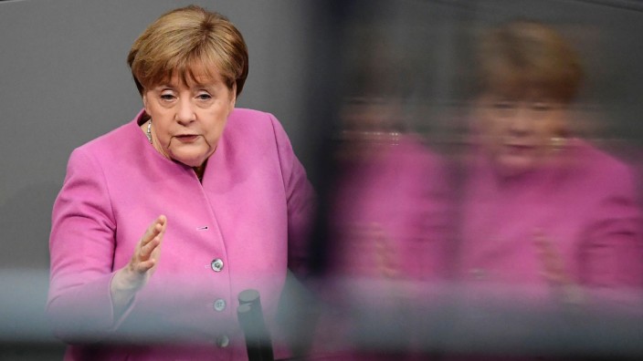 Regierungserklärung vor EU-Gipfel: Kanzlerin Angela Merkel betont die Werte von Presse- und Versammlungsfreiheit