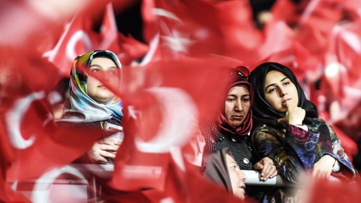 Timothy Garton Ash: Erdoğan-Unterstützerinnen bei einer Veranstaltung Anfang März in Istanbul.