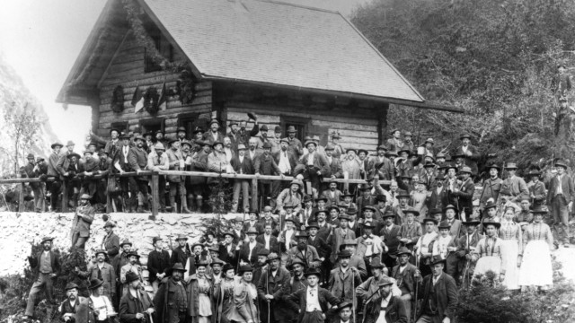 Bergtouristen: Hier ist die Urhölle bei ihrer Eröffnung im Jahre 1894 zu sehen. Unterm Dach schliefen die Bergsteiger seinerzeit auf einem Heulager.