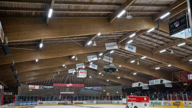 Eishockey: Der Eismeister des EHC Klostersee bei der Arbeit.