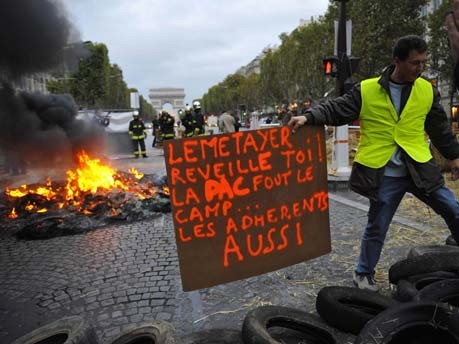 Aufgebrachte Bauern blockieren Champs Elysées;Reuters