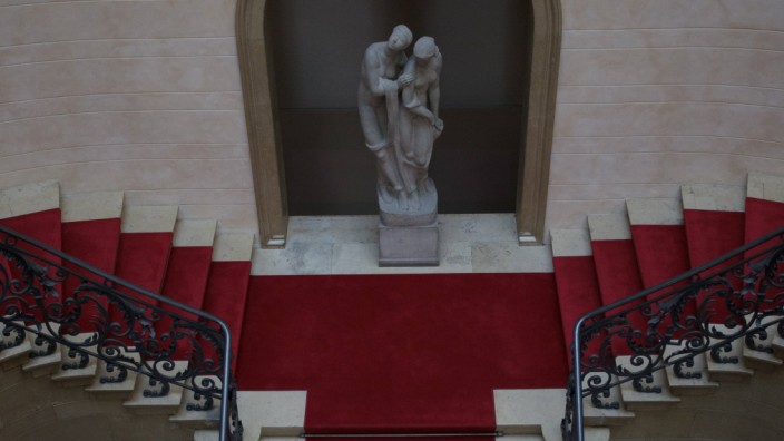 Bundesgerichtshof: Schöne Aussichten für Bundesrichter in ihrem ältesten Dienstgebäude. Eine Figurengruppe fängt die Blicke im Foyer des Erbgroßherzoglichen Palais.