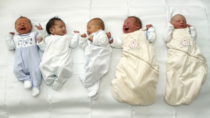 Krise im Kreißsaal: Gegenläufige Entwicklung: Während immer mehr Babys in München zur Welt kommen, haben Hebammenverbände Nachwuchssorgen und Geburtshilfen in Kliniken schließen.