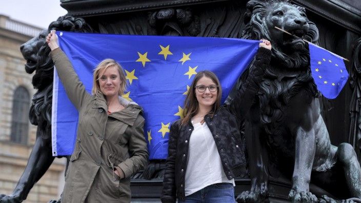 Neue Jugendbewegungen: Anna Schwarzmann (l.) und Clara Mokry, die beiden Organisatorinnen von "Pulse of Europe", auf dem Münchner Max-Joseph-Platz.