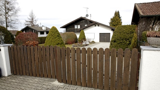 Königsdorf: Der Tatort in Höfen, Landkreis Bad Tölz-Wolfratshausen. In dem Dorf haben die Menschen schon mal die Türen unversperrt gelassen, weil sie sich sicher fühlten.