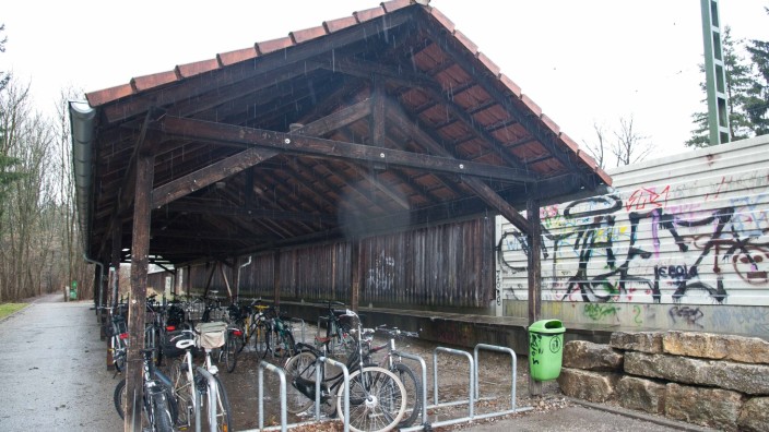 Vaterstetten: Am Bahnhof in Baldham stellt man sein Fahrrad eher ungern ab, zu schäbig wirkt die Hütte, wo sich außerdem gelegentlich Überreste manch nächtlichen Umtrunks finden.