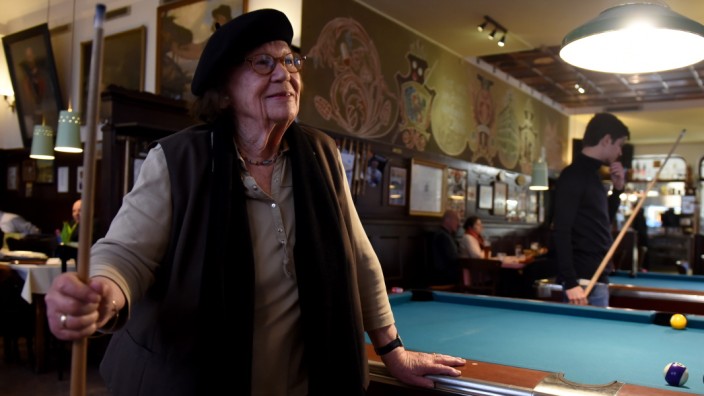 Billard mit 97 Jahren: Marieluise Schweer ist 97 Jahre alt und alle zwei Wochen im Schelling-Salon - zum Billiard spielen.