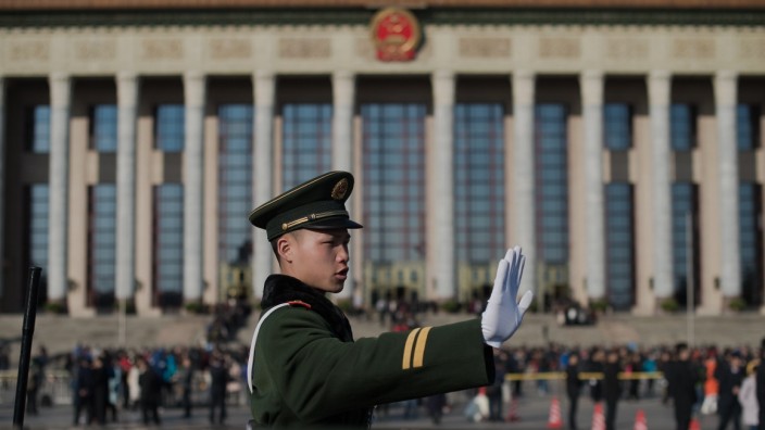 Gesetze in China: Ein Militärpolizist schützt die Zufahrt zur Großen Halle des Volkes in Peking, in der der Nationale Volkskongress tagt.