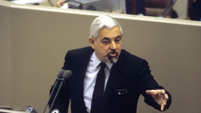 Zum Tod von Horst Ehmke: Horst Ehmke spricht während einer Haushaltsdebatte im Bundestag im Jahr 1986.