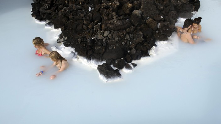 Republik Island: Touristen genießen das warme Wasser des Thermalbades Blaue Lagune auf der Reykjanes-Halbinsel auf Island.