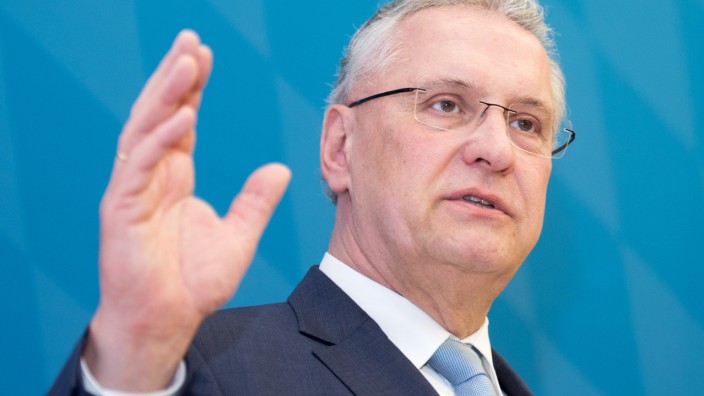 Bayerns Innenminister stellt Kriminalstatistik 2016 vor