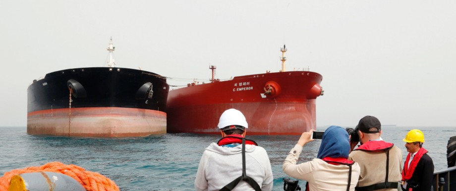Ölpreis: Zwei Supertanker liegen am Ölterminal auf der iranischen Insel Charg im Persischen Golf vor Anker: Wenige Monate nach der Förderkürzung sinkt der Ölpreis schon wieder. Das Angebot ist noch immer zu groß.
