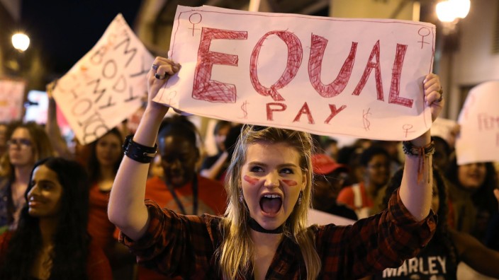 Bundesarbeitsgericht: Demo in Miami, USA: Ungleiche Bezahlung betrifft Frauen weltweit. Deutschland liegt innerhalb der EU beim Überwinden des Gender-Pay-Gap auf den hinteren Plätzen.