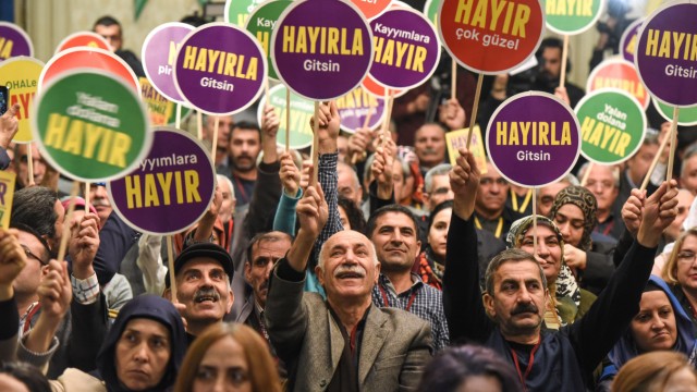 Türkei: "Hayır" - türkisch für "Nein"" - steht auf den Plakaten von prokurdischen Demonstranten in Istanbul. Sie wehren sich gegen Erdoğans umstrittene Pläne.