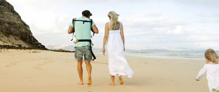 Spain Fuerteventura Jandia family walking on beach model released Symbolfoto PUBLICATIONxINxGERxS