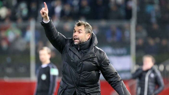 v li Trainer Bernd Hollerbach FC Würzburger Kickers gibt Anweisungen gestikuliert mit den Arme
