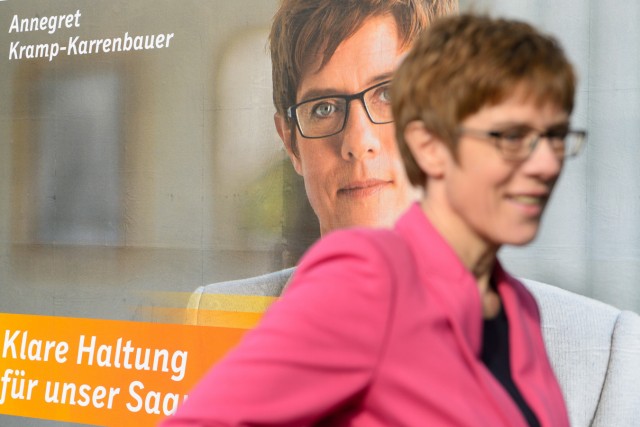 Kramp-Karrenbauer (CDU) enthüllt Wahlplakat