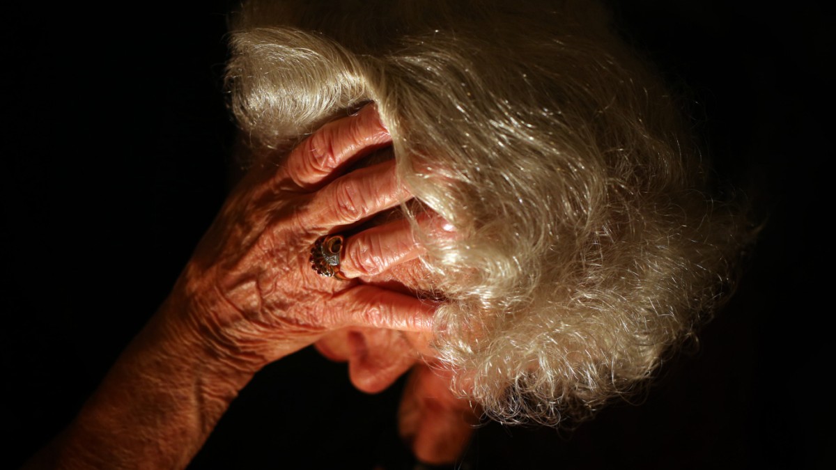 La maladie d’Alzheimer peut-elle se transmettre d’une personne à l’autre ?  – Santé