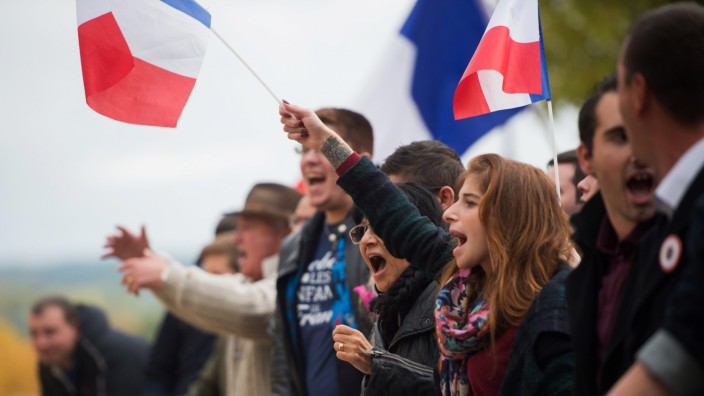 Lügen im Internet: Der Hass ist in Frankreich nicht erst in der heißen Wahlkampfzeit von der Straße ins Netz geschwappt: Anhänger des Front National beschimpfen im Oktober 2016 in La Tour d'Aigues Demonstranten, die sich für Flüchtlinge einsetzen.