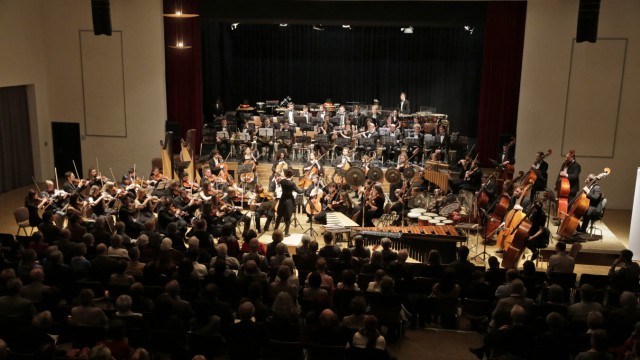 Wolfratshausen: Der Neuen Philharmonie München gelang ein leidenschaftliches "Heldenleben". Der aufwendige Konzertabend wurde von der Osteuropahilfe, dem Lions Club und Sankt Michael unterstützt.