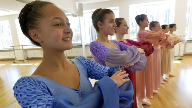 Tanz: Gemischte Gruppe: Die jüngsten Balletttänzerinnen sind zwölf, die ältesten Mitte zwanzig.