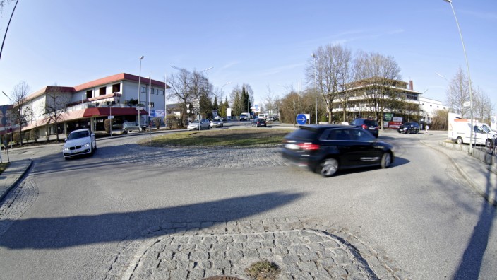 Wolfratshausen: Bald geht hier nichts mehr: Der Kreisverkehr an der Pfaffenrieder Straße wird kommende Woche gesperrt. Der Schmutzwasserkanal, der darunter verläuft, muss erneuert werden.