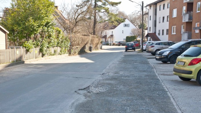 Straßenausbau: Der Schwedenweg ist sehr sanierungsbedürftig, teilweise bröckelt der Straßenbelag schon. Die Beseitigung der Schäden wird etwa 600 000 Euro kosten.