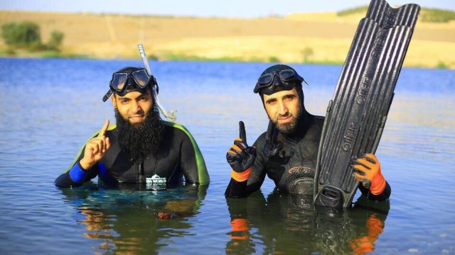Wenn IS-Kämpfer weinen : Immer züchtig bekleidet: IS-Kämpfer beim Schwimmen.