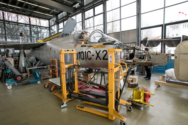 Flugwerft Oberschleißheim, Gläserne Werkstatt, wo Flugzeuge restauriert werden