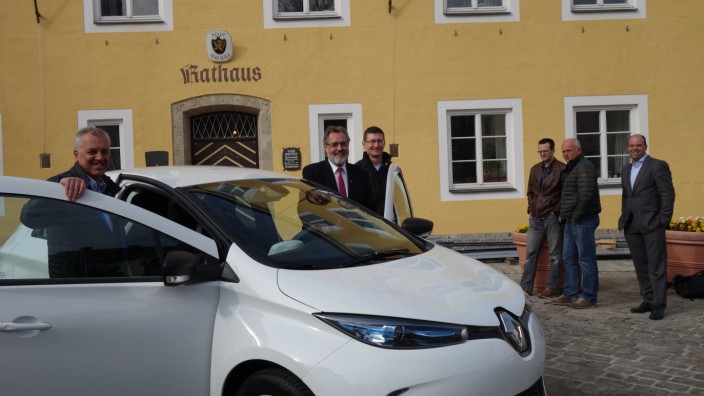 Bad Tölz: Andreas Wiedemann (links) und Josef Janker (Mitte) testen das neue Elektro-Auto. Städtische Mitarbeiter können es für Dienstfahrten nutzen.