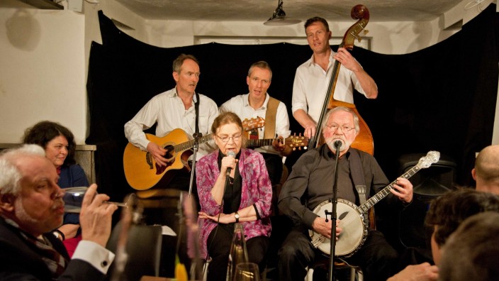 Anzing: Uwe Reckmann und seine Mannen sowie Sängerin Valerie McCleary bringen ein Stück Atmosphäre der grünen Insel in den Weinbeißer.