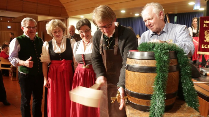 Eching: Zwei Schläge hat Echings neuer Bürgermeister Sebastian Thaler für seinen ersten Starkbieranstich beim Musikverein St. Andreas gebraucht.