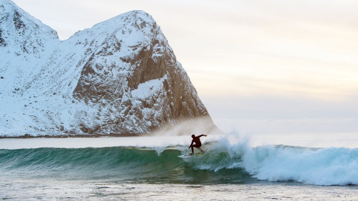 Welttag des Glücks: Was macht die Norweger so glücklich? Vielleicht die Möglichkeit, zwischen Schneebergen zu surfen.
