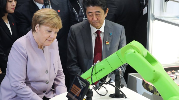 Hannover German Chancellor Angela Merkel and Japanese Prime Minister Shinzo Abe R visit a booth