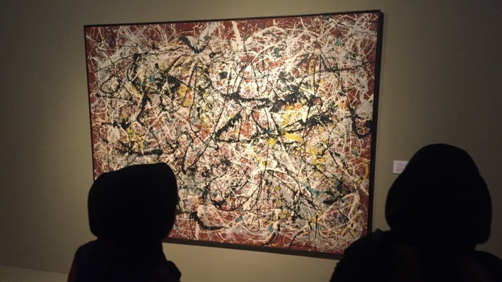 Bild "Mural on Indian Red Ground" von Jackson Pollock in der Teheraner Ausstellung der Farah-Diba-Sammlung.