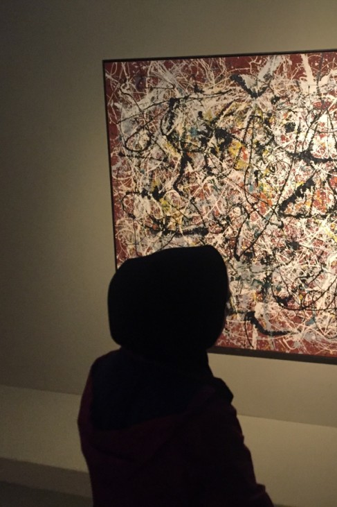 Bild "Mural on Indian Red Ground" von Jackson Pollock in der Teheraner Ausstellung der Farah-Diba-Sammlung.