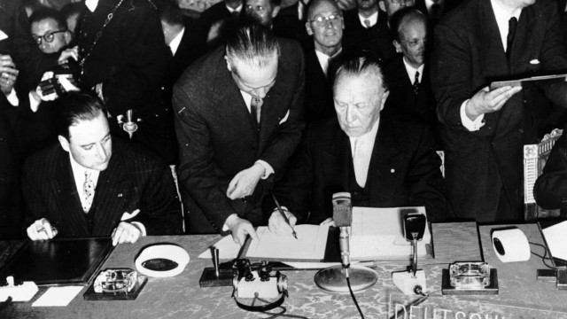 Römische Verträge: Geschichte schreiben: Kanzler Konrad Adenauer unterzeichnet für die Bundesrepublik Deutschland die Römischen Verträge.