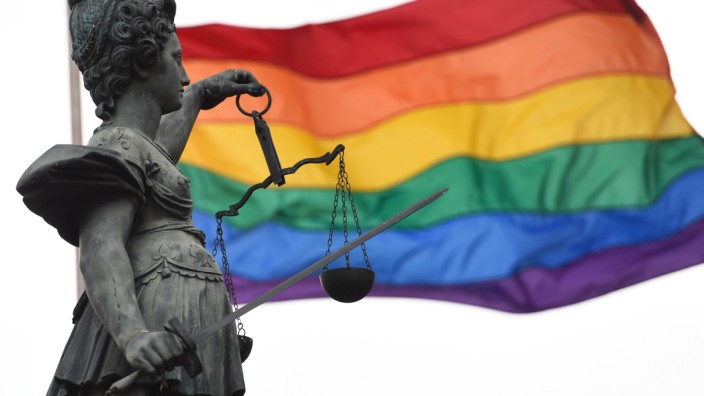 Justitia vor Regenbogenfahne