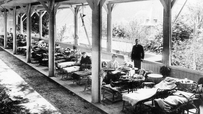 Tuberkulose: In der historischen Rückschau haftet der Tuberkulose etwas Quasi-Romantisches an. Begüterte Patienten lagen in vornehmen Sanatorien wie etwa auf diesem Foto, das im Jahr 1911 im Kurort St. Blasien aufgenommen wurde.