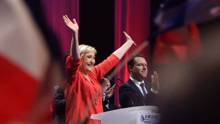 Front National: Marine Le Pen inszeniert sich nicht nur auf der Bühne - auf Facebook folgen ihr 1,2 Millionen Menschen.