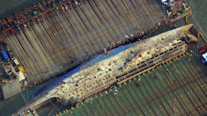 Südkorea: Zwei Barken heben die Sewol im Meer vor der südkoreanischen Insel Jindo. 304 Menschen starben bei dem Unglück damals - im Wrack der vor drei Jahren gesunkenen Fähre werden die Leichen von neun bis heute vermissten Passagieren vermutet.