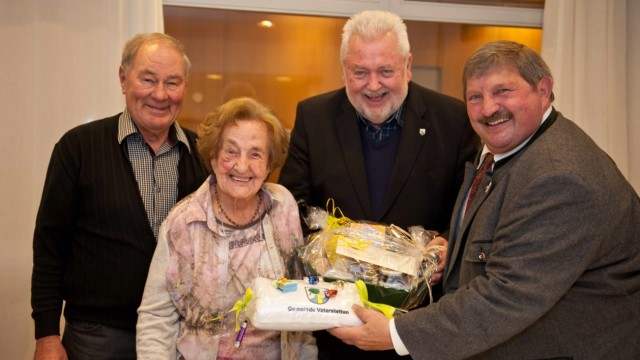 Vaterstetten: Freudig posiert Agnes Gruber zu ihrem 102. Geburtstag. Richard Gruber, Martin Esterl und Georg Reitsberger (von links) gratulieren.