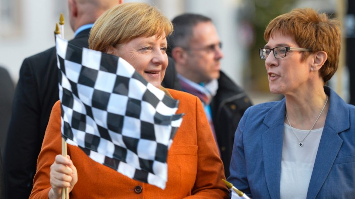 Merkel im Saarland: Gemeinsam auf Stimmenfang: CDU-Vorsitzende Angela Merkel (links) und Ministerpräsidentin Annegret Kramp-Karrenbauer im Saarland.
