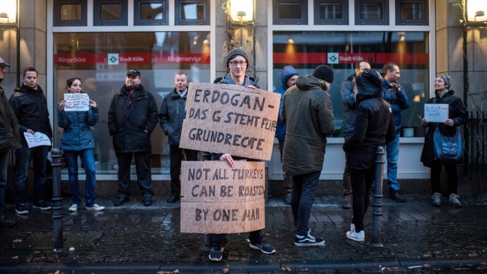Türkische Erdogan-Gegner Anfang März 2017 in Köln. Aus der Metropole am Rhein berichtet nun auch ein unabhängiger Fernsehsender über die Türkei.