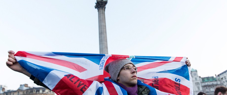 Anschlag in London: Auf dem Trafalgar Square im Herzen von London zeigen Menschen ihren Zusammenhalt und ihre Solidarität mit den Opfern.