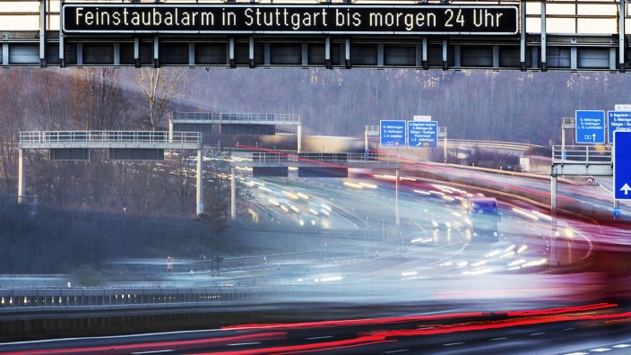 DEU Deutschland Stuttgart 02 02 2017 Feinstaubalarm in Stuttgart An der Autobahn A8 wird darauf