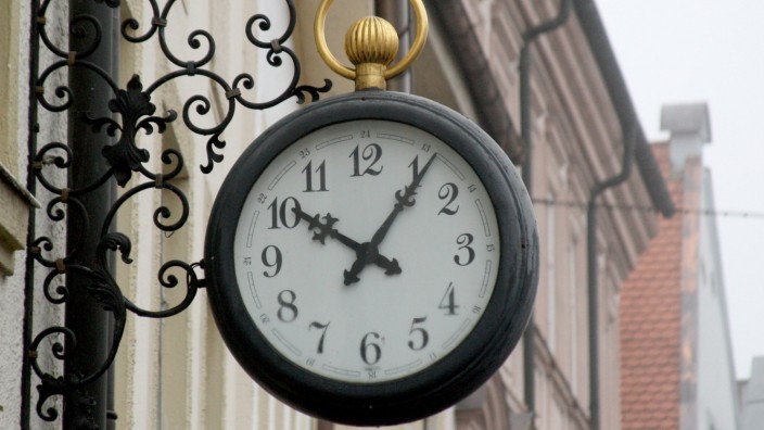 Zeitumstellung: In der Nacht von Samstag auf Sonntag wird die Uhr auf Sommerzeit umgestellt.