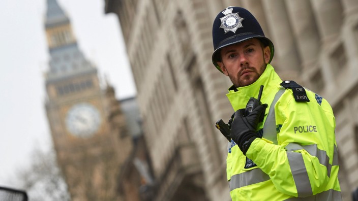 Großbritannien: Die Zufahrtsstraßen zum House of Parliament in London werden auch zwei Tage nach dem Anschlag noch von der Polizei gesichert.